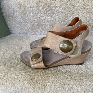 Woman’s Taos Sandals 36